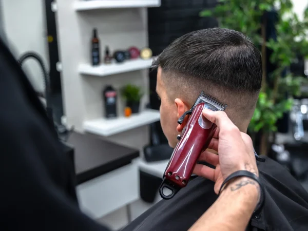 Štýlový pánsky strih a úprava brady v modernom barbershope