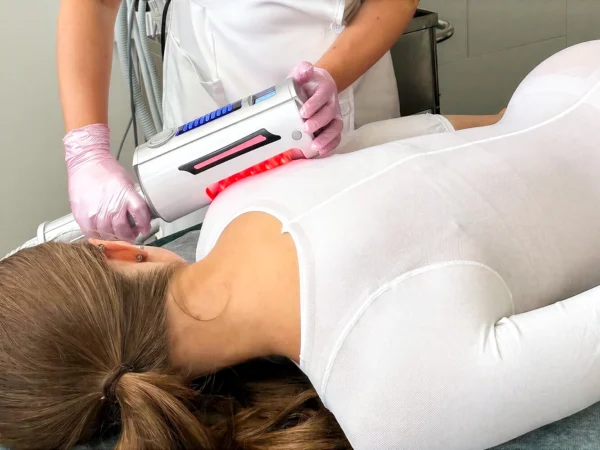 Zoštíhľujúce procedúry: podtlaková (vákuová) masáž, prístrojová lymfodrenáž či Rollskin maderoterapia