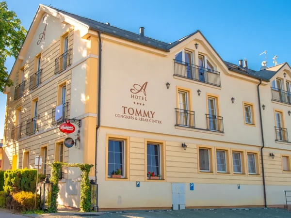Pobyt neďaleko Adršpašských skál v izbe Economy alebo Superior s raňajkami a wellness