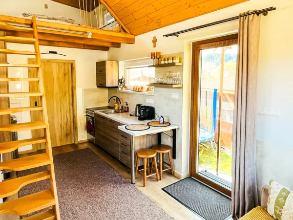 Oravský glamping pod skalou: Tiny house s privátnym wellnessom aj raňajkami