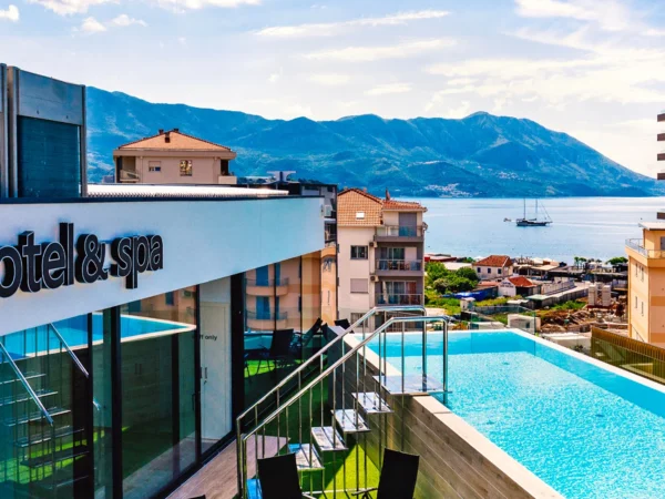 Moderný hotel v Budve: raňajky alebo polpenzia, strešný bazén, k moru 500 m