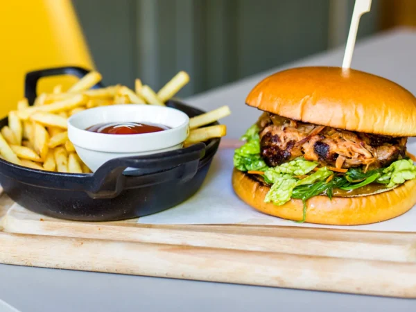 Burger menu: Asian pulled pork burger s hranolčekmi a dressingom