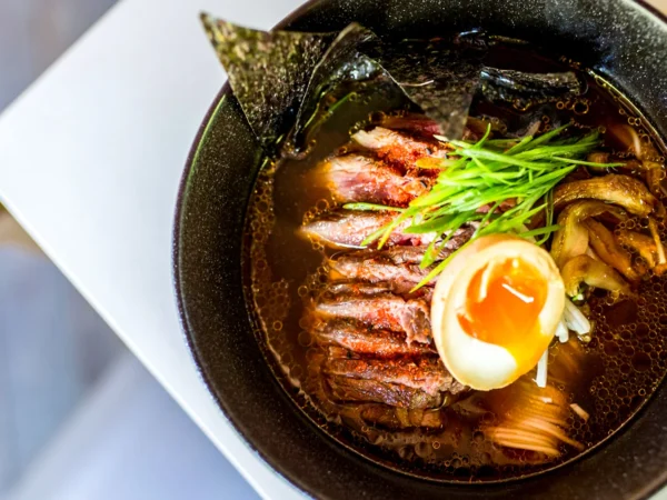 Poctivý Hida takayama ramen s hovädzím flank steakom v unikátnom kultúrnom centre