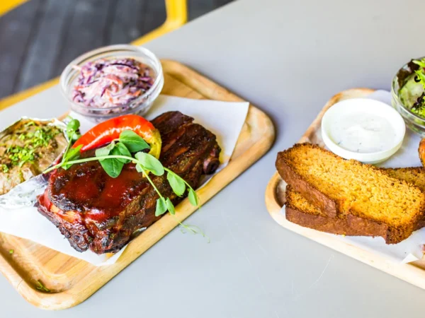 BBQ set pre 2 osoby: šťavnaté údené rebrá, glazované krídelká a domáci cornbread