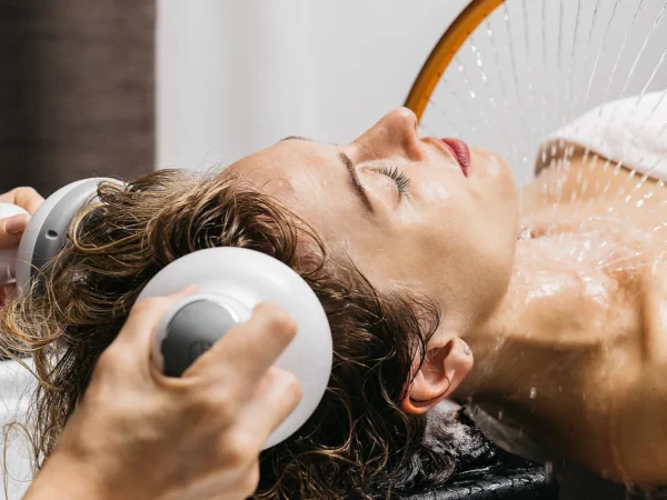 Relax pre telo i myseľ: Head spa rituál s bylinným obkladom na telo