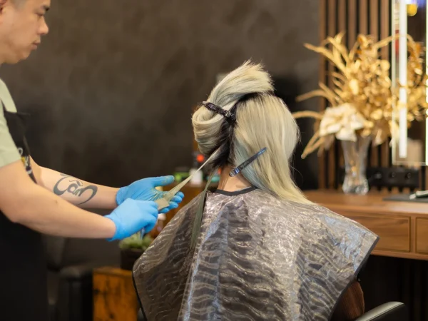 Rozmaznávajúce vlasové služby: strihy, farbenie, kúry aj relaxačné head spa