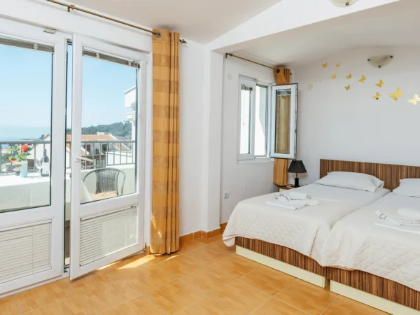 Budvanská riviéra: komfortné apartmány len 500 m od mora pre pár aj rodinu