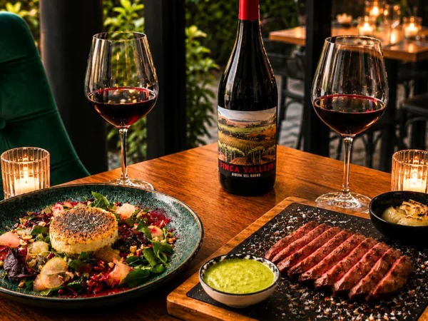 Romantická večera: steak, tuniak alebo grilovaný ovčí syr pre 2 osoby s výberom vína