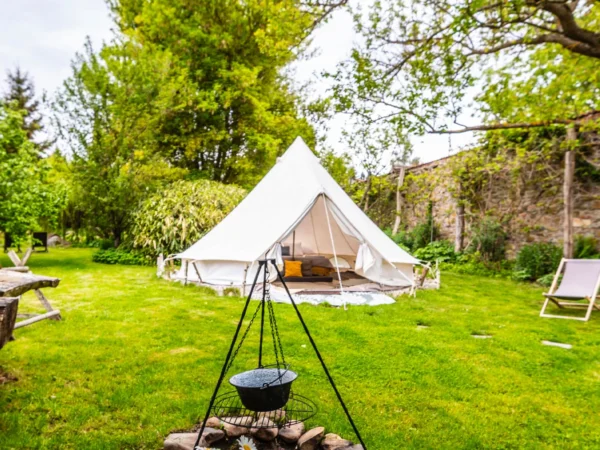 Glamping v západných Čechách: vybavený stan v záhrade vrátane vonkajšej kúpeľne