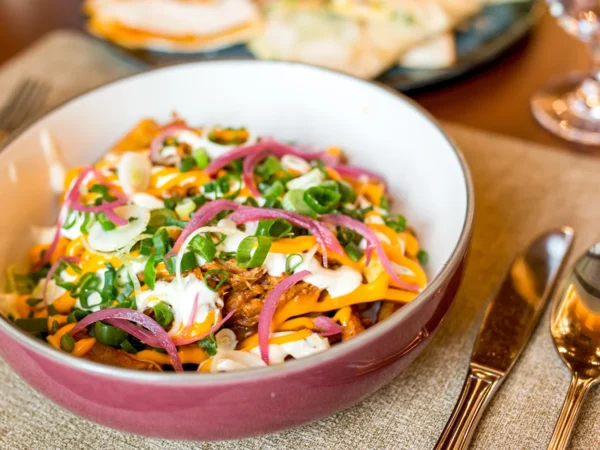 "Fiesta" na Bankove pre 2 osoby: Loaded fries s trhaným bravčovým, dve quesadilly a čerstvý šalát