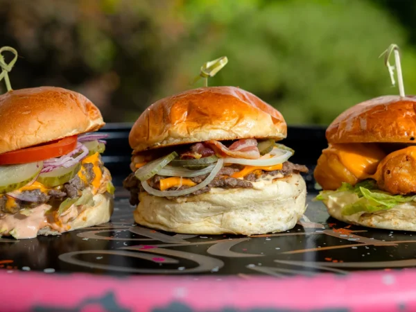 Poctivý street food: burgre s hranolčekmi a omáčkou podla vlastného výberu
