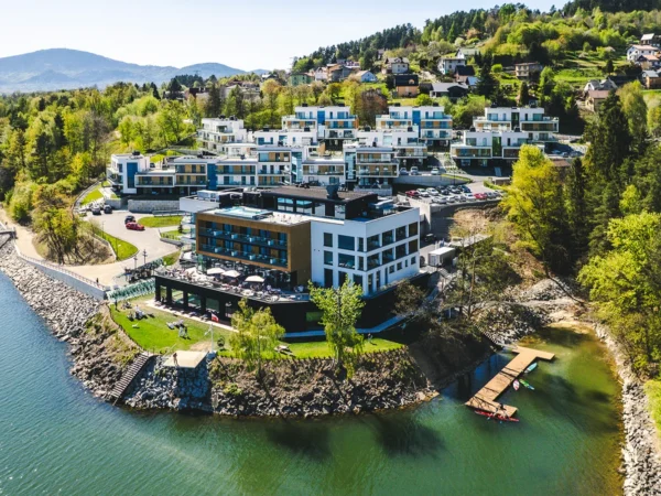 Dovolenka v poľských Beskydách: 4* rezort pri jazere Żywieckie vrátane stravy a neobmedzeného wellness