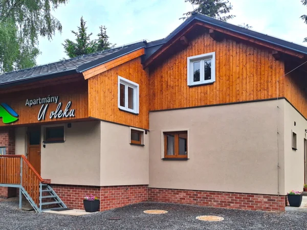 Apartmány priamo pri svahu v Orlických horách s herným areálom pre deti