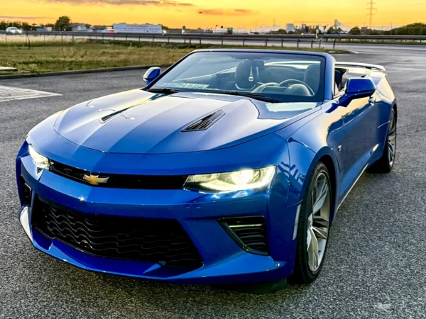 Zažite adrenalínovú jazdu na ikonickom Ford Mustang Mach 1 alebo Chevrolet Camaro