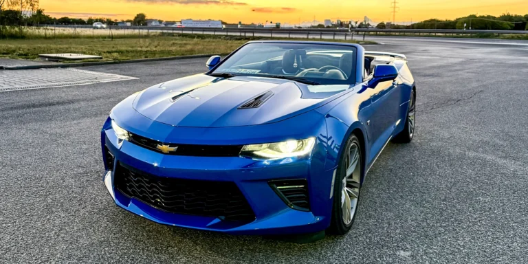 Zažite adrenalínovú jazdu na ikonickom Ford Mustang Mach 1 alebo Chevrolet Camaro