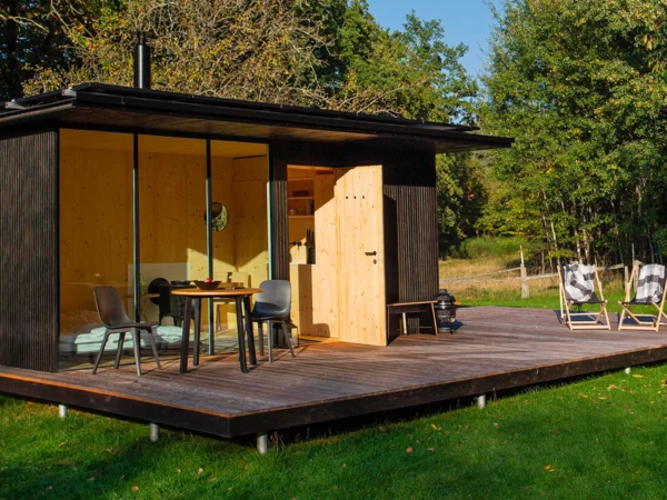 Minimalistický tiny house uprostred prírody: súkromná sauna aj grilovací stôl