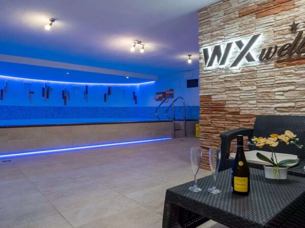 Privátny vstup do wellness s proseccom a fitness pre 2 osoby vo WX Hoteli