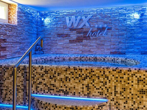 Vstup do wellness s bazénom, vírivkou, saunou a fitness centra vo WX hoteli