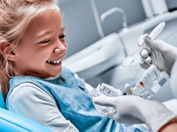 EXTRA ZĽAVY: Dentálna hygiena pre deti aj dospelých s pieskovaním Airflow a inštruktážami v zubnej ambulancii Pohotovosť 24/7