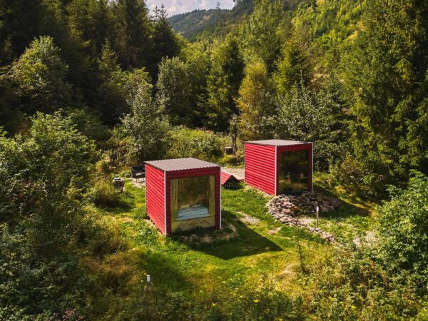 Škandinávsky domček v lese – netradičné ubytovanie s výhľadom na Tatry a privátnou saunou