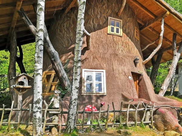 Rodinný pobyt v Rozprávkovej dedinke: polpenzia aj vstup do bazéna a wellness