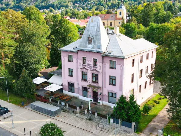Pohodový pobyt v Českom krase: hotel v blízkosti Karlštejna, raňajky alebo polpenzia