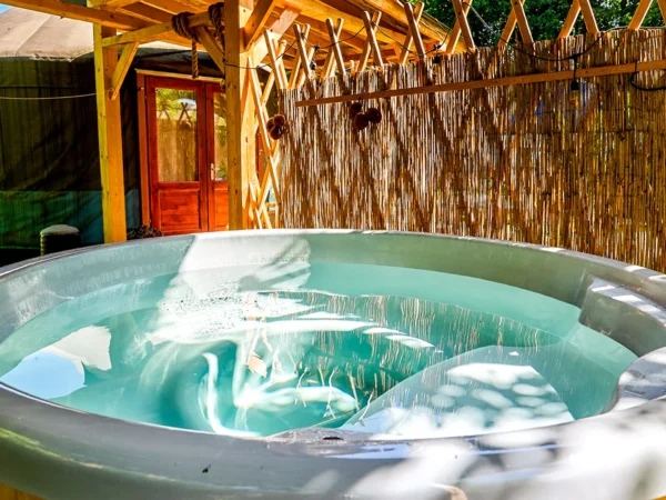 Havaj alebo africké safari v poľskom glampe: luxusné jurty pre 5 osôb s kuchyňou a privátnou vírivkou