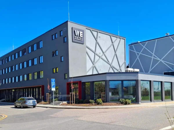 Moderný hotel v pražských Letňanoch: raňajky, parkovanie a darček pre 2 osoby